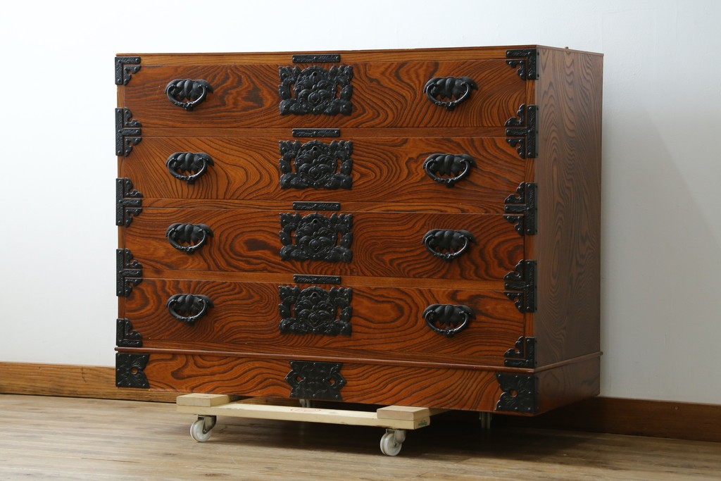 《天板取り付け加工費込み》　和製ヴィンテージ　美品　岩谷堂箪笥　木目と飾り金具が際立つ引き出し4杯の衣装箪笥　(R-086899)