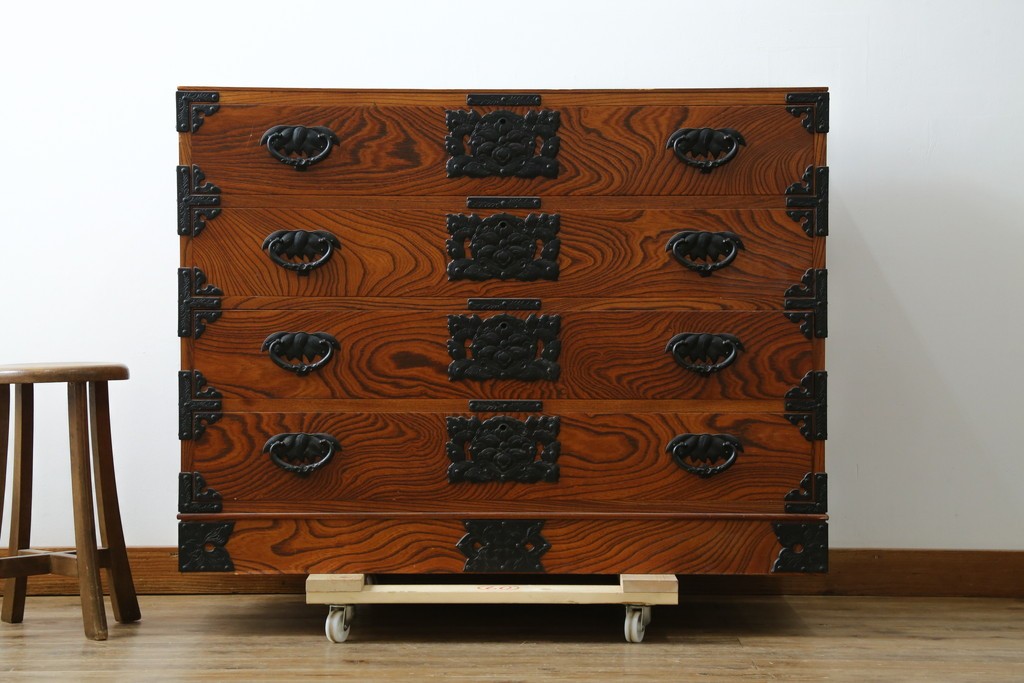 《天板取り付け加工費込み》　和製ヴィンテージ　美品　岩谷堂箪笥　木目と飾り金具が際立つ引き出し4杯の衣装箪笥　(R-086899)