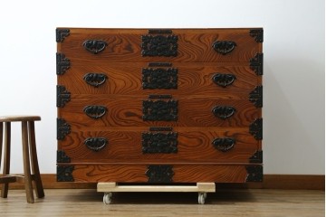 《天板取り付け加工費込み》　和製ヴィンテージ　美品　岩谷堂箪笥　木目と飾り金具が際立つ引き出し4杯の衣装箪笥　(R-086899)