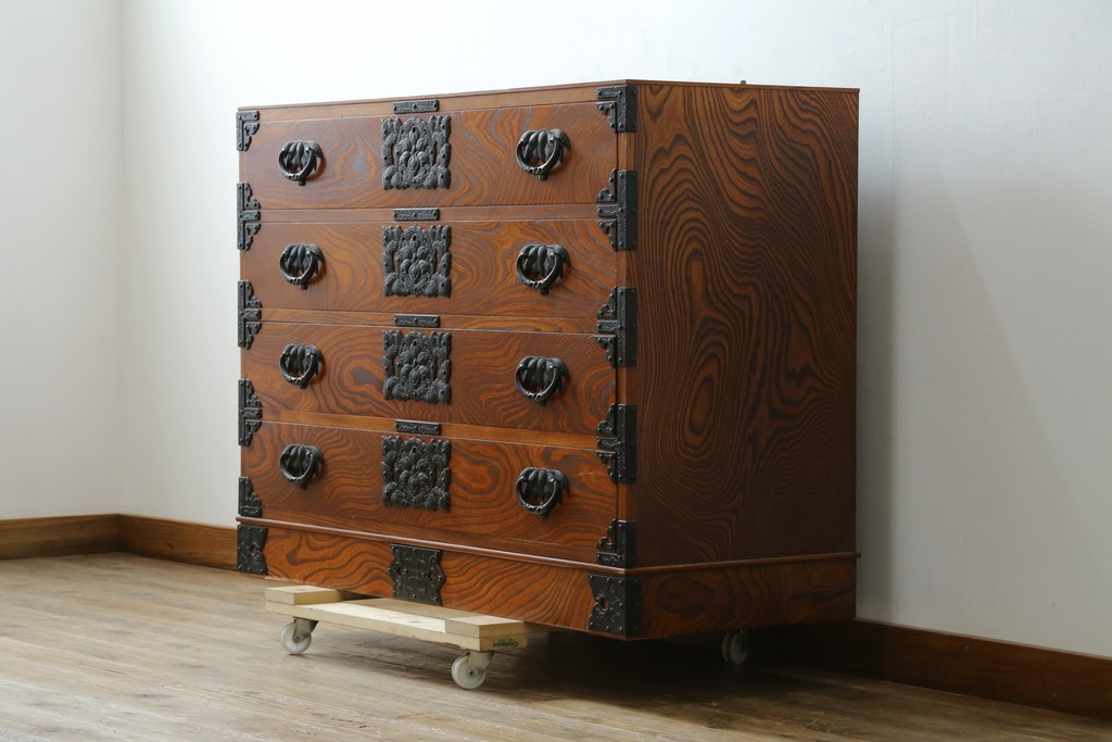 《天板取り付け加工費込み》　和製ヴィンテージ　美品　岩谷堂箪笥　木目と飾り金具が際立つ引き出し4杯の衣装箪笥　(R-086899)