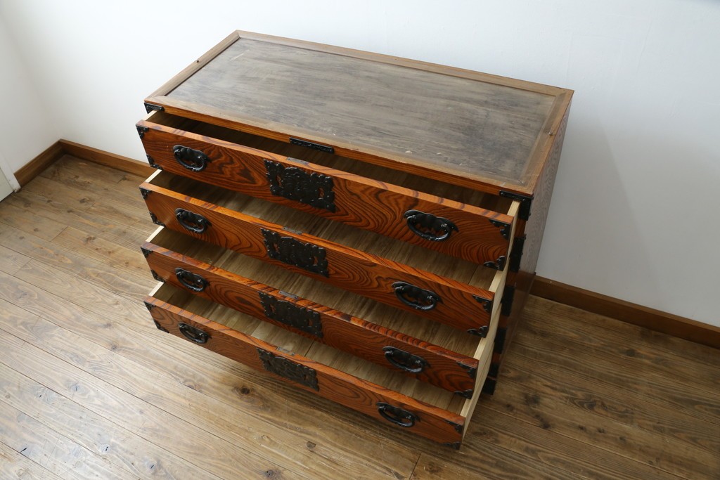 《天板取り付け加工費込み》　和製ヴィンテージ　美品　岩谷堂箪笥　木目と飾り金具が際立つ引き出し4杯の衣装箪笥　(R-086899)