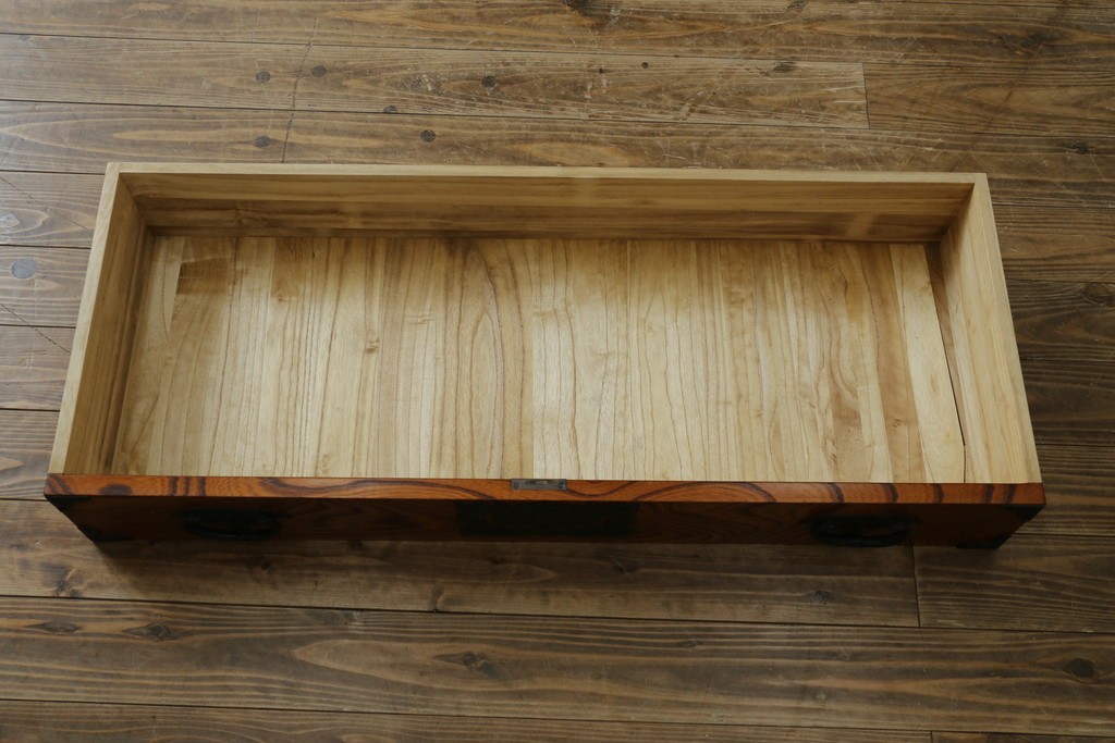 《天板取り付け加工費込み》　和製ヴィンテージ　美品　岩谷堂箪笥　木目と飾り金具が際立つ引き出し4杯の衣装箪笥　(R-086899)