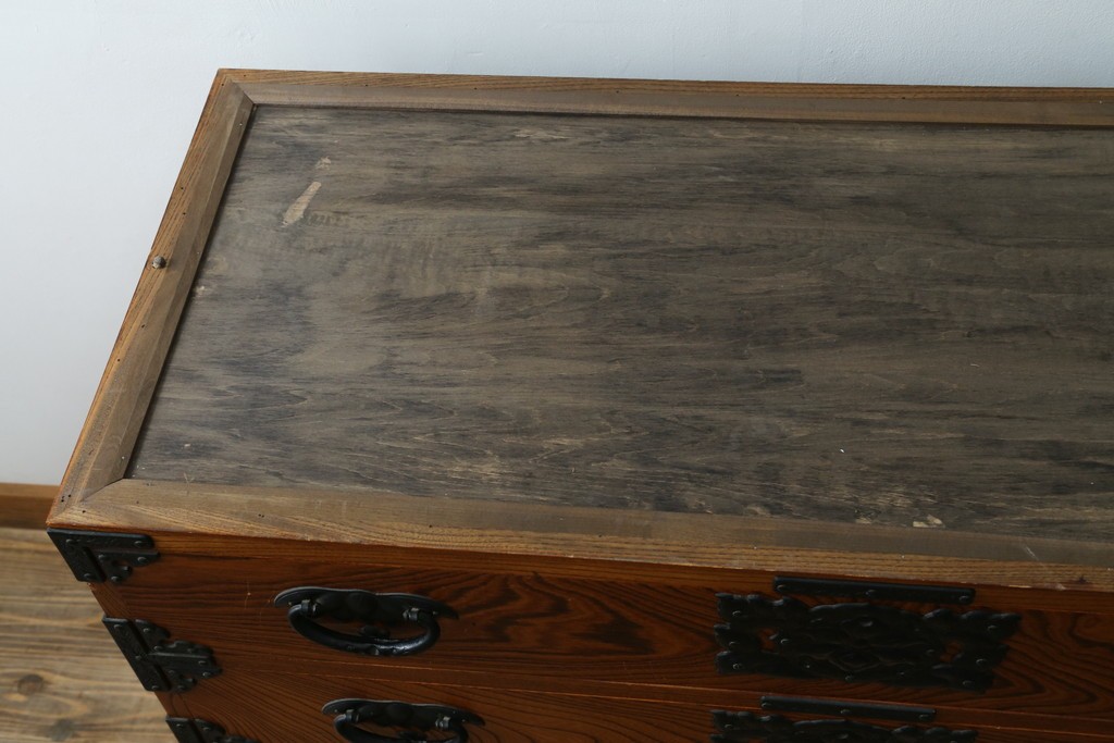 《天板取り付け加工費込み》　和製ヴィンテージ　美品　岩谷堂箪笥　木目と飾り金具が際立つ引き出し4杯の衣装箪笥　(R-086899)