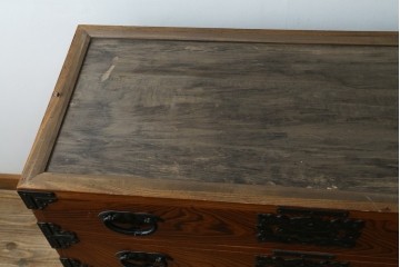 《天板取り付け加工費込み》　和製ヴィンテージ　美品　岩谷堂箪笥　木目と飾り金具が際立つ引き出し4杯の衣装箪笥　(R-086899)