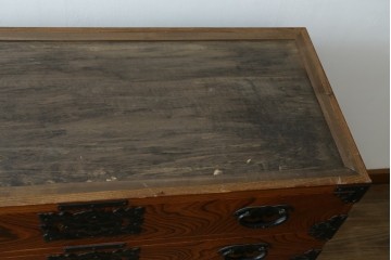 《天板取り付け加工費込み》　和製ヴィンテージ　美品　岩谷堂箪笥　木目と飾り金具が際立つ引き出し4杯の衣装箪笥　(R-086899)