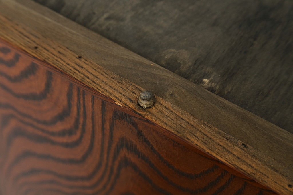 《天板取り付け加工費込み》　和製ヴィンテージ　美品　岩谷堂箪笥　木目と飾り金具が際立つ引き出し4杯の衣装箪笥　(R-086899)