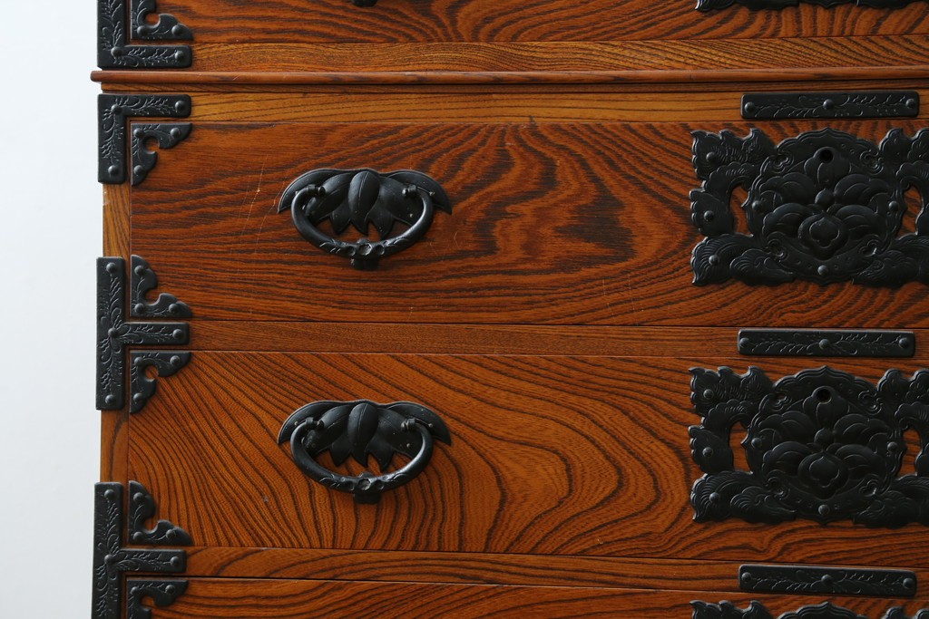 《天板取り付け加工費込み》　和製ヴィンテージ　美品　岩谷堂箪笥　木目と飾り金具が際立つ引き出し4杯の衣装箪笥　(R-086899)