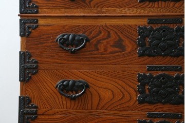 《天板取り付け加工費込み》　和製ヴィンテージ　美品　岩谷堂箪笥　木目と飾り金具が際立つ引き出し4杯の衣装箪笥　(R-086899)