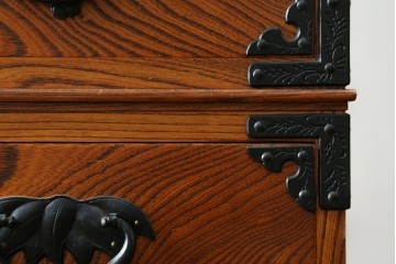 《天板取り付け加工費込み》　和製ヴィンテージ　美品　岩谷堂箪笥　木目と飾り金具が際立つ引き出し4杯の衣装箪笥　(R-086899)