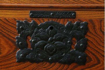 《天板取り付け加工費込み》　和製ヴィンテージ　美品　岩谷堂箪笥　木目と飾り金具が際立つ引き出し4杯の衣装箪笥　(R-086899)