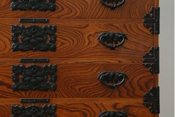 《天板取り付け加工費込み》　和製ヴィンテージ　美品　岩谷堂箪笥　木目と飾り金具が際立つ引き出し4杯の衣装箪笥　(R-086899)