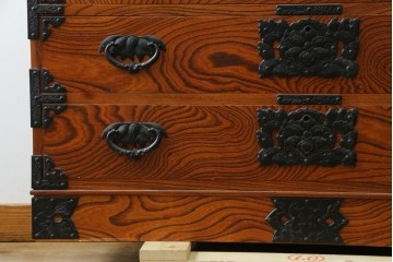 《天板取り付け加工費込み》　和製ヴィンテージ　美品　岩谷堂箪笥　木目と飾り金具が際立つ引き出し4杯の衣装箪笥　(R-086899)