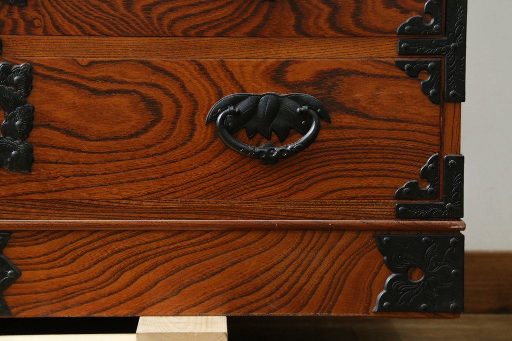 《天板取り付け加工費込み》　和製ヴィンテージ　美品　岩谷堂箪笥　木目と飾り金具が際立つ引き出し4杯の衣装箪笥　(R-086899)