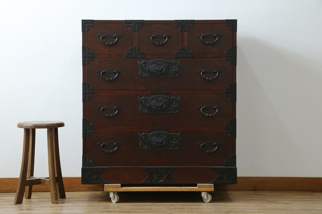 中古　美品　欅産業　仙台民芸箪笥(仙台箪笥)　漆塗り　重厚な金具と杢目が際立つ衣装箪笥　(R-086900)