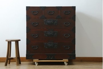 中古　美品　欅産業　仙台民芸箪笥(仙台箪笥)　漆塗り　重厚な金具と杢目が際立つ衣装箪笥　(R-086900)