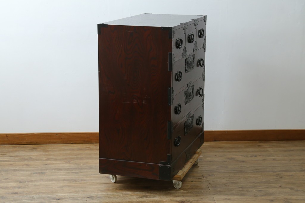 中古　美品　欅産業　仙台民芸箪笥(仙台箪笥)　漆塗り　重厚な金具と杢目が際立つ衣装箪笥　(R-086900)