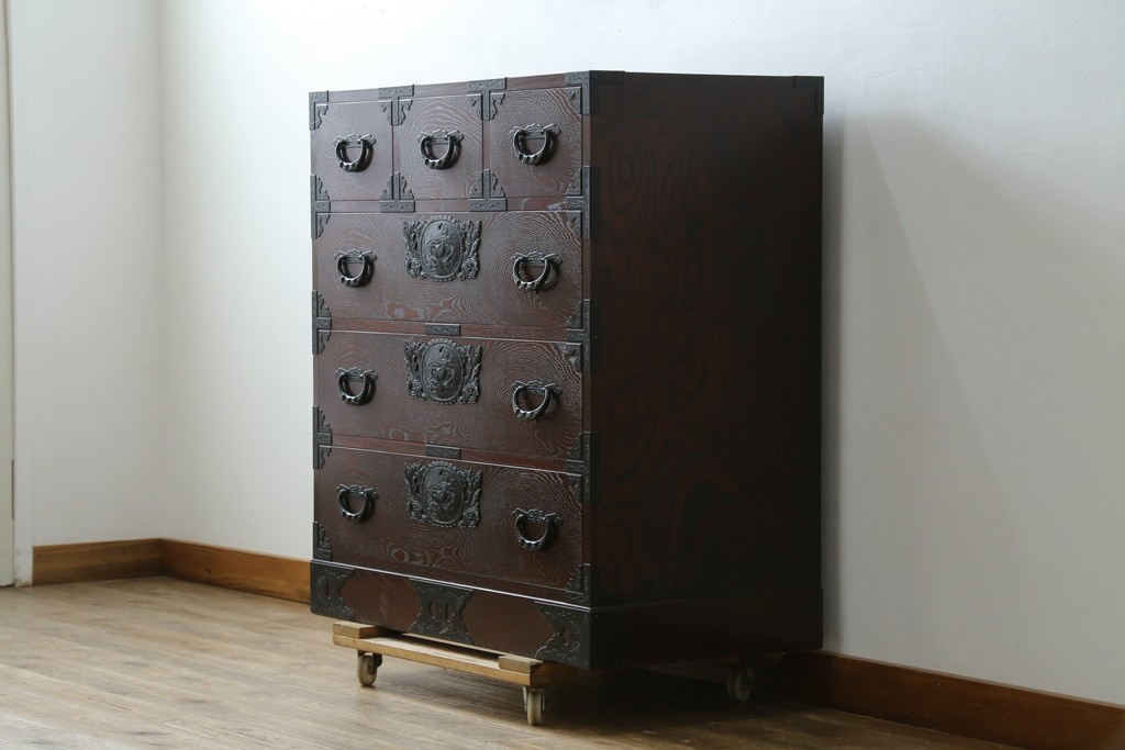 中古　美品　欅産業　仙台民芸箪笥(仙台箪笥)　漆塗り　重厚な金具と杢目が際立つ衣装箪笥　(R-086900)