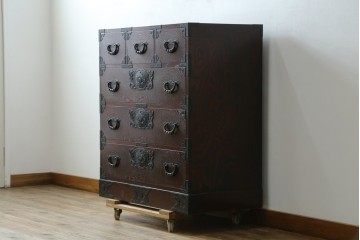 中古　美品　欅産業　仙台民芸箪笥(仙台箪笥)　漆塗り　重厚な金具と杢目が際立つ衣装箪笥　(R-086900)
