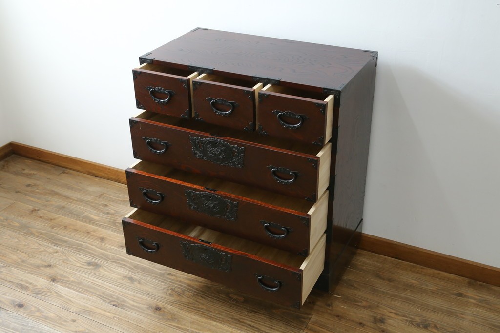 中古　美品　欅産業　仙台民芸箪笥(仙台箪笥)　漆塗り　重厚な金具と杢目が際立つ衣装箪笥　(R-086900)