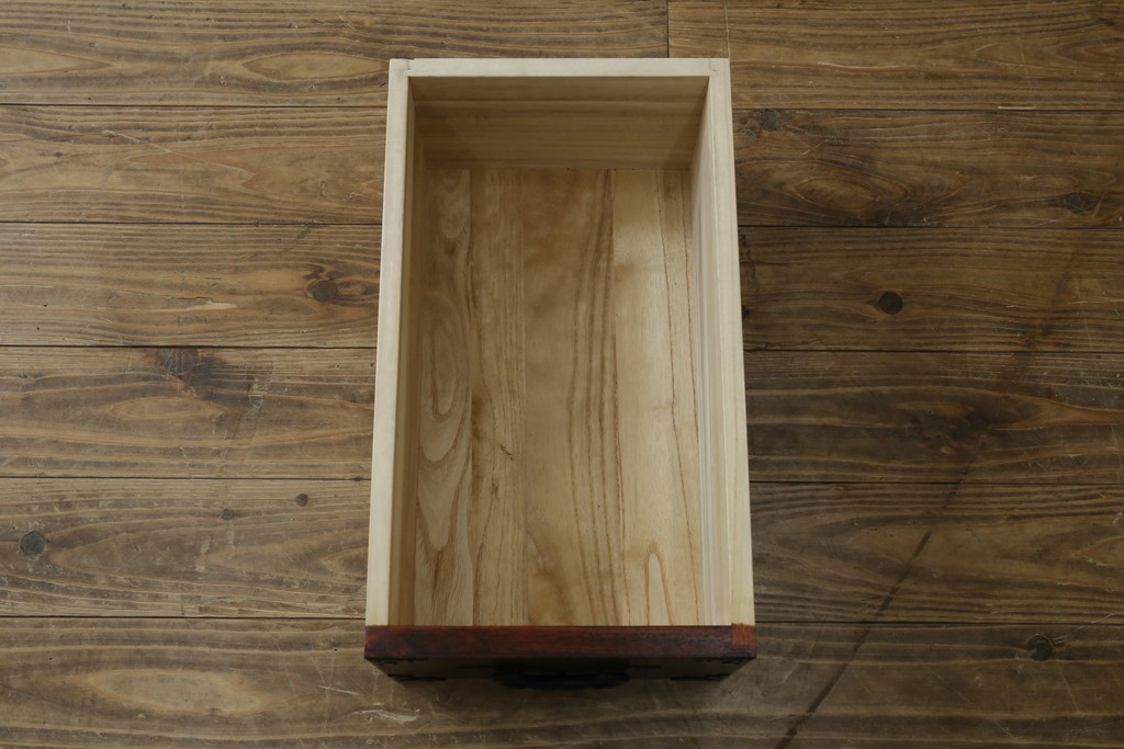 中古　美品　欅産業　仙台民芸箪笥(仙台箪笥)　漆塗り　重厚な金具と杢目が際立つ衣装箪笥　(R-086900)