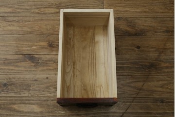 中古　美品　欅産業　仙台民芸箪笥(仙台箪笥)　漆塗り　重厚な金具と杢目が際立つ衣装箪笥　(R-086900)