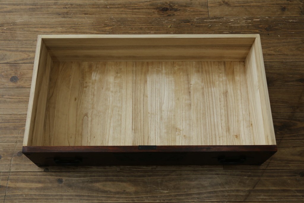 中古　美品　欅産業　仙台民芸箪笥(仙台箪笥)　漆塗り　重厚な金具と杢目が際立つ衣装箪笥　(R-086900)