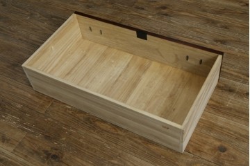 中古　美品　欅産業　仙台民芸箪笥(仙台箪笥)　漆塗り　重厚な金具と杢目が際立つ衣装箪笥　(R-086900)