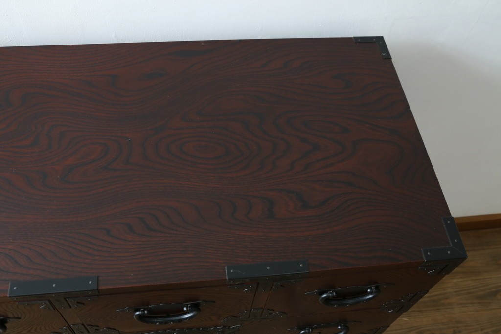 中古　美品　欅産業　仙台民芸箪笥(仙台箪笥)　漆塗り　重厚な金具と杢目が際立つ衣装箪笥　(R-086900)