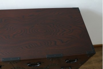中古　美品　欅産業　仙台民芸箪笥(仙台箪笥)　漆塗り　重厚な金具と杢目が際立つ衣装箪笥　(R-086900)