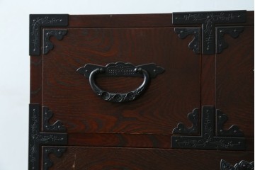 中古　美品　欅産業　仙台民芸箪笥(仙台箪笥)　漆塗り　重厚な金具と杢目が際立つ衣装箪笥　(R-086900)