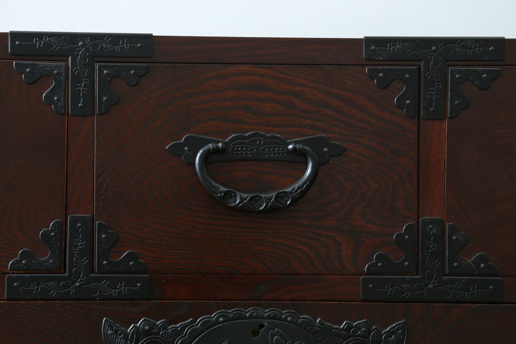 中古　美品　欅産業　仙台民芸箪笥(仙台箪笥)　漆塗り　重厚な金具と杢目が際立つ衣装箪笥　(R-086900)