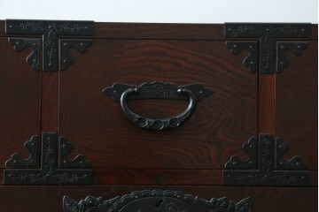 中古　美品　欅産業　仙台民芸箪笥(仙台箪笥)　漆塗り　重厚な金具と杢目が際立つ衣装箪笥　(R-086900)