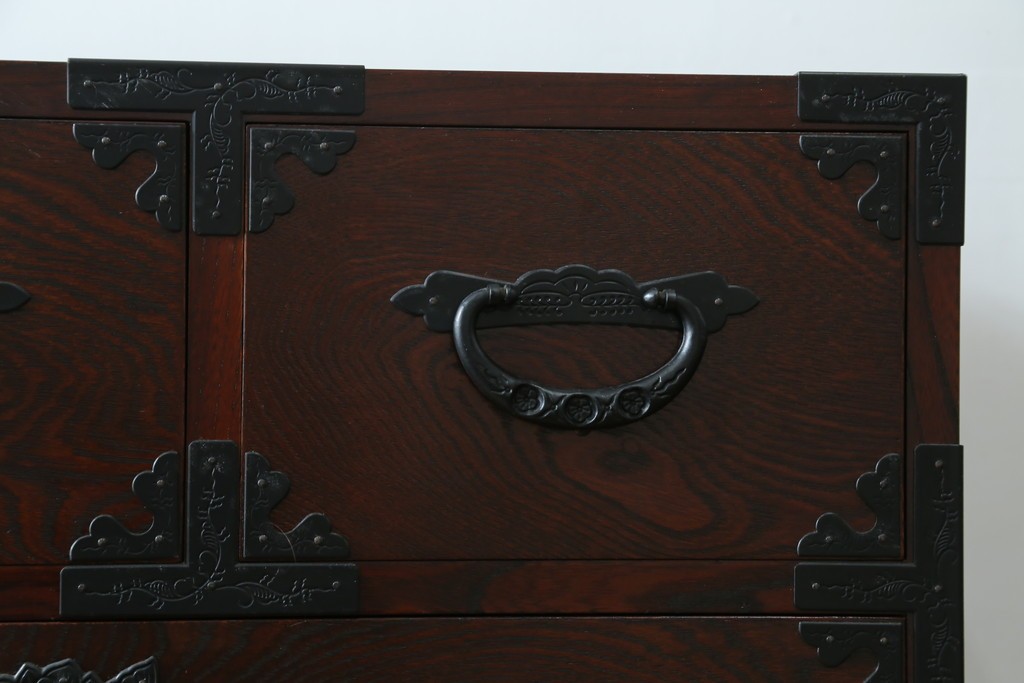 中古　美品　欅産業　仙台民芸箪笥(仙台箪笥)　漆塗り　重厚な金具と杢目が際立つ衣装箪笥　(R-086900)