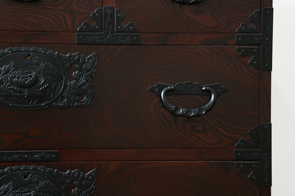 中古　美品　欅産業　仙台民芸箪笥(仙台箪笥)　漆塗り　重厚な金具と杢目が際立つ衣装箪笥　(R-086900)