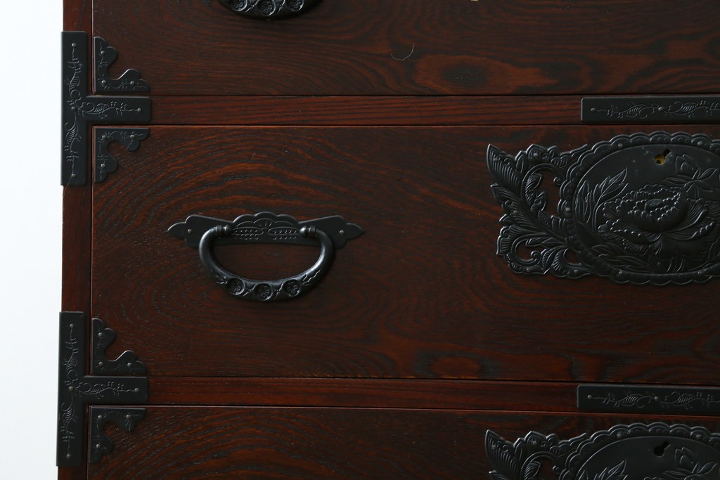 中古　美品　欅産業　仙台民芸箪笥(仙台箪笥)　漆塗り　重厚な金具と杢目が際立つ衣装箪笥　(R-086900)