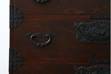 中古　美品　欅産業　仙台民芸箪笥(仙台箪笥)　漆塗り　重厚な金具と杢目が際立つ衣装箪笥　(R-086900)