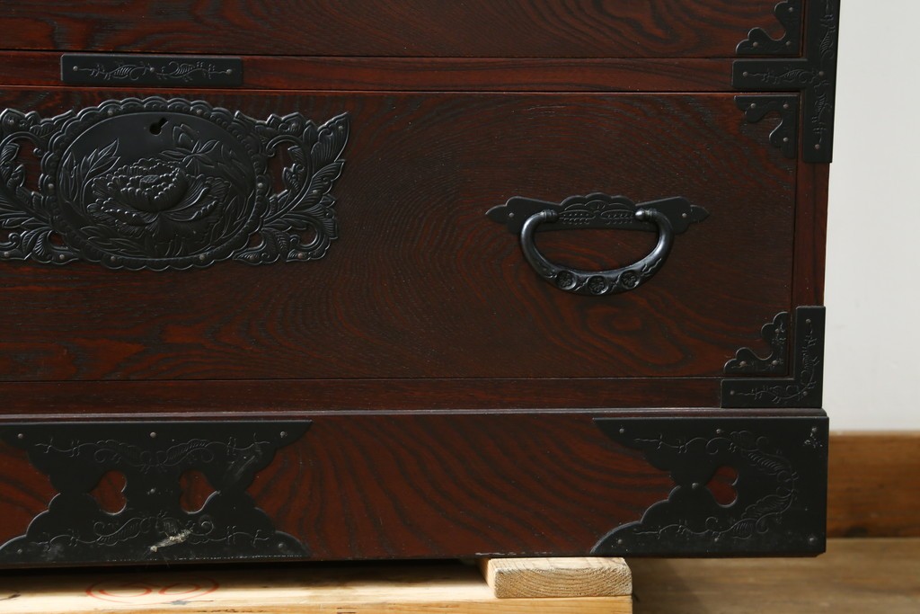 中古　美品　欅産業　仙台民芸箪笥(仙台箪笥)　漆塗り　重厚な金具と杢目が際立つ衣装箪笥　(R-086900)