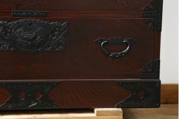 中古　美品　欅産業　仙台民芸箪笥(仙台箪笥)　漆塗り　重厚な金具と杢目が際立つ衣装箪笥　(R-086900)