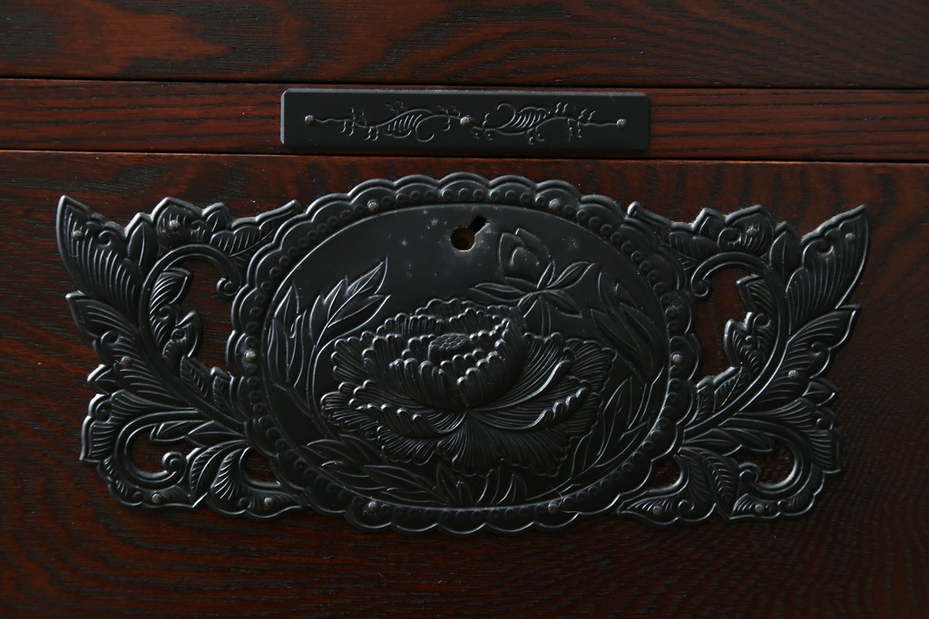 中古　美品　欅産業　仙台民芸箪笥(仙台箪笥)　漆塗り　重厚な金具と杢目が際立つ衣装箪笥　(R-086900)