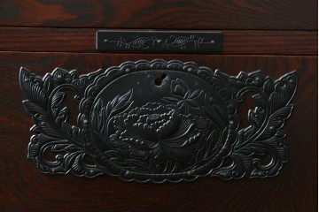 中古　美品　欅産業　仙台民芸箪笥(仙台箪笥)　漆塗り　重厚な金具と杢目が際立つ衣装箪笥　(R-086900)
