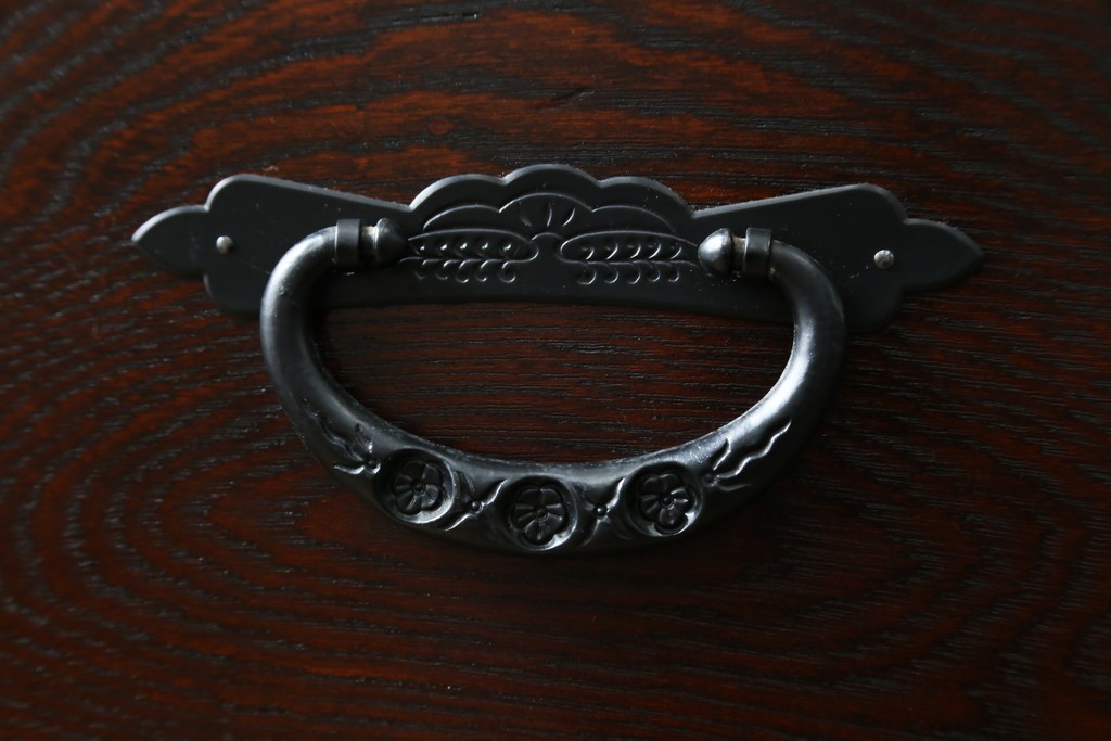 中古　美品　欅産業　仙台民芸箪笥(仙台箪笥)　漆塗り　重厚な金具と杢目が際立つ衣装箪笥　(R-086900)