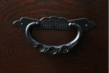 中古　美品　欅産業　仙台民芸箪笥(仙台箪笥)　漆塗り　重厚な金具と杢目が際立つ衣装箪笥　(R-086900)