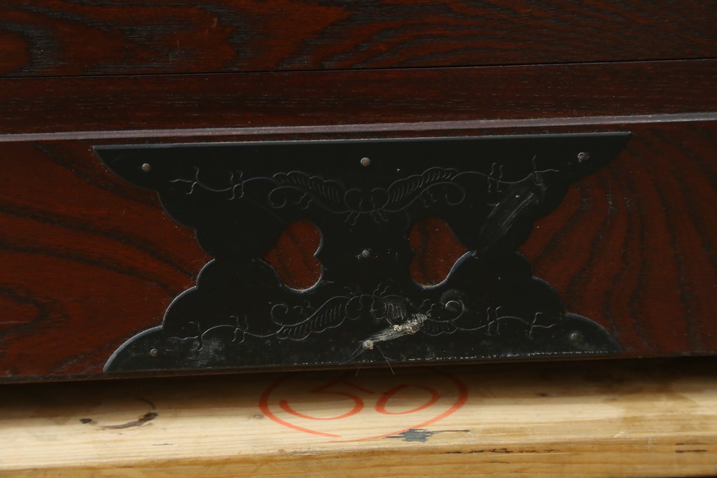 中古　美品　欅産業　仙台民芸箪笥(仙台箪笥)　漆塗り　重厚な金具と杢目が際立つ衣装箪笥　(R-086900)