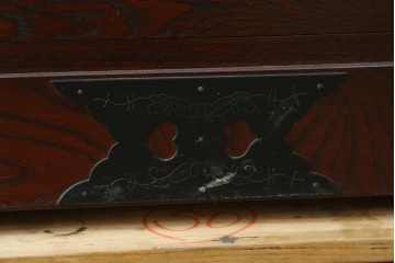 中古　美品　欅産業　仙台民芸箪笥(仙台箪笥)　漆塗り　重厚な金具と杢目が際立つ衣装箪笥　(R-086900)