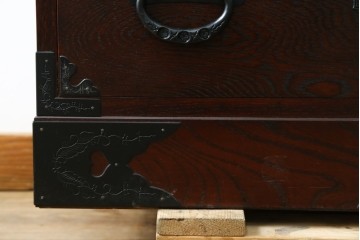 中古　美品　欅産業　仙台民芸箪笥(仙台箪笥)　漆塗り　重厚な金具と杢目が際立つ衣装箪笥　(R-086900)