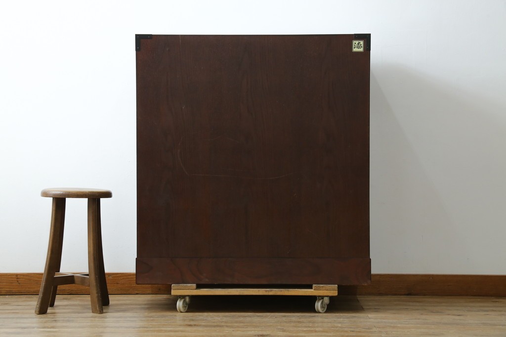 中古　美品　欅産業　仙台民芸箪笥(仙台箪笥)　漆塗り　重厚な金具と杢目が際立つ衣装箪笥　(R-086900)