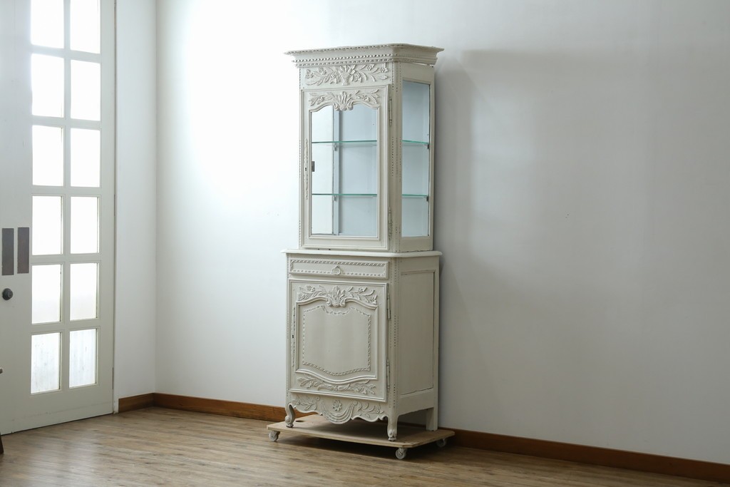 フランスアンティーク　ペイント　繊細なレリーフ彫刻が美しい三面ガラスの縦型キャビネット　(R-086901)