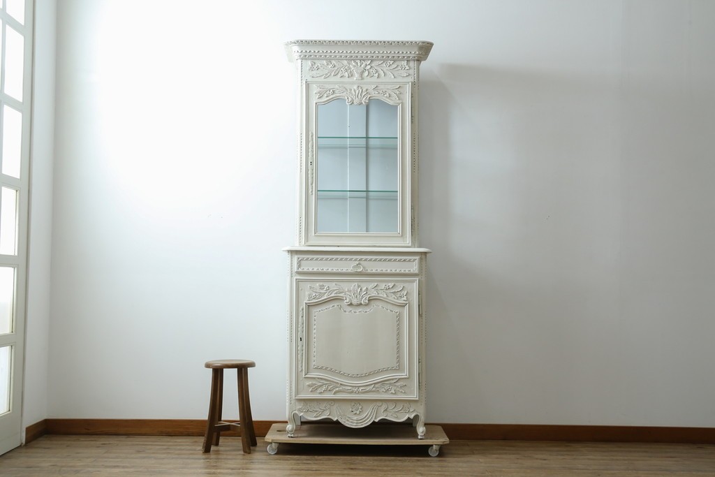 フランスアンティーク　ペイント　繊細なレリーフ彫刻が美しい三面ガラスの縦型キャビネット　(R-086901)