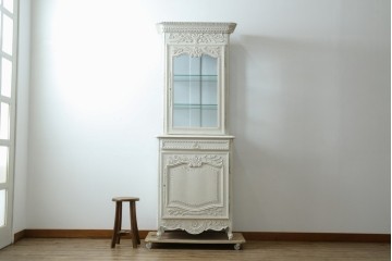 フランスアンティーク　ペイント　繊細なレリーフ彫刻が美しい三面ガラスの縦型キャビネット　(R-086901)