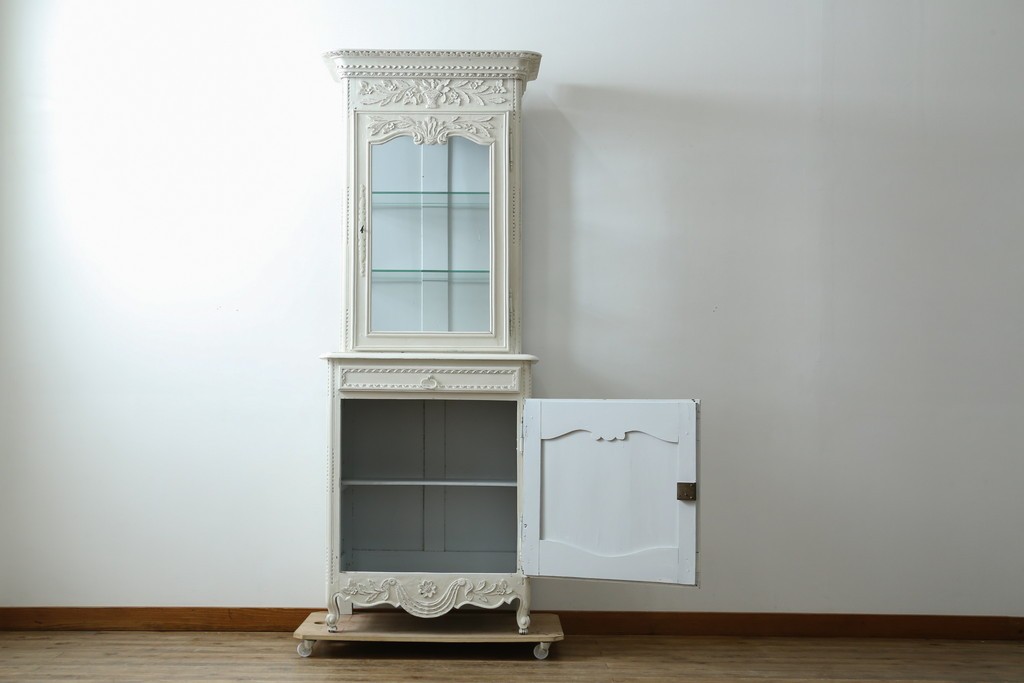 フランスアンティーク　ペイント　繊細なレリーフ彫刻が美しい三面ガラスの縦型キャビネット　(R-086901)